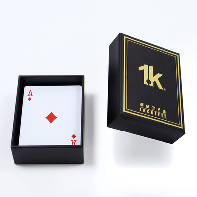 Conjuntos de cartas de póquer impresos a medida con caja de papel de oro 100% resistente al agua y logotipo personalizado